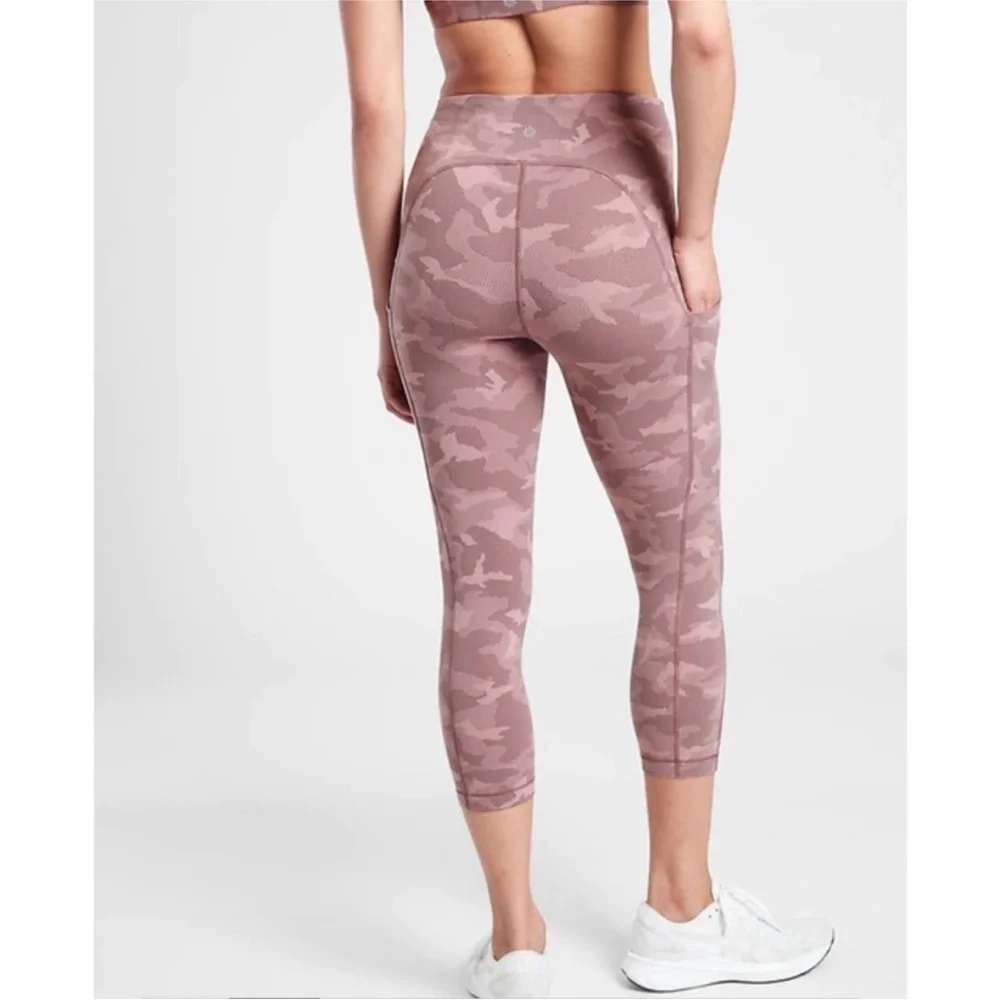 Athleta Ultimate Stash Pocket Camo Capri Leggings M – Pink Activewear